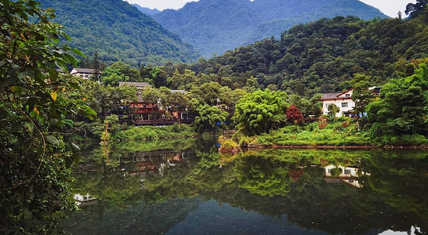 峨眉山清音阁湖