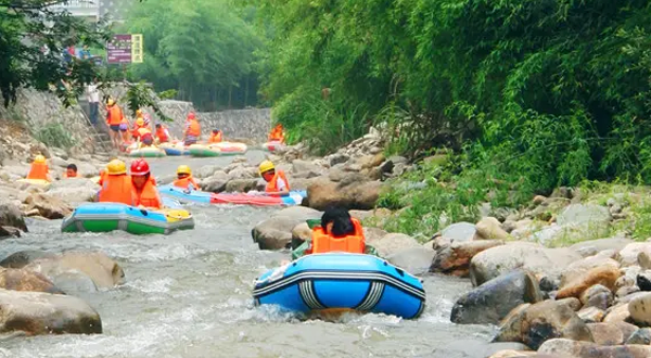 六春湖生态漂流景区