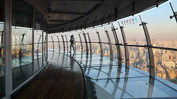 东方明珠259米全透明悬空观光廊