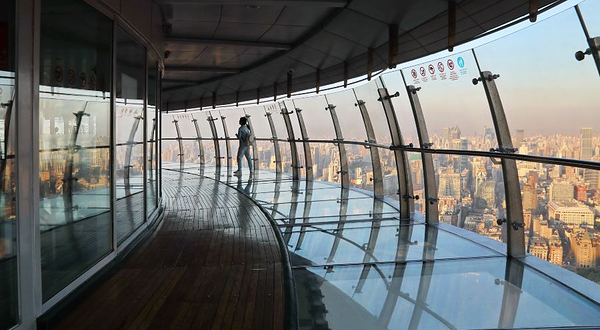 东方明珠259米全透明悬空观光廊