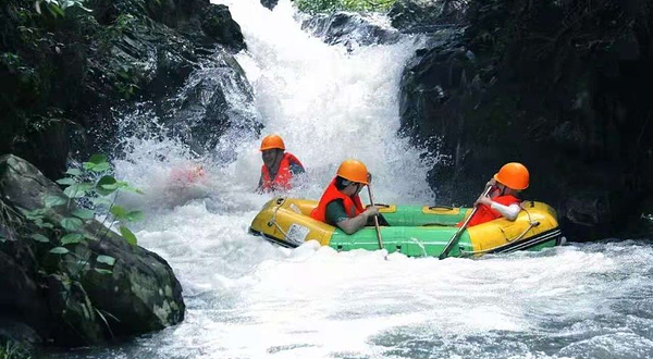 石牛寨蟒洞峡谷漂流