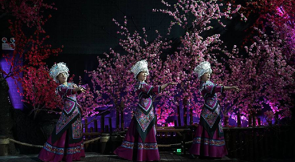 清江画廊《花咚咚的姐》实景演出