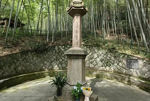 弘一法师舍利塔