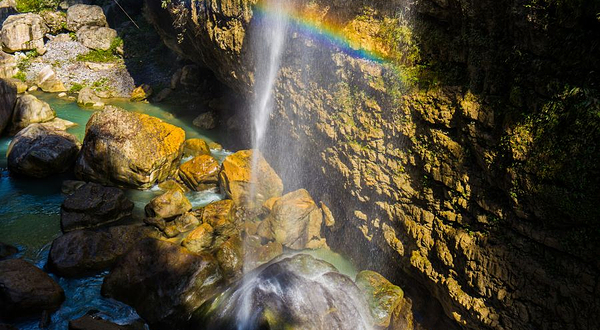 云龙地缝-彩虹瀑布