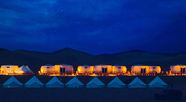 敦煌鸣沙山沙漠露营野奢基地