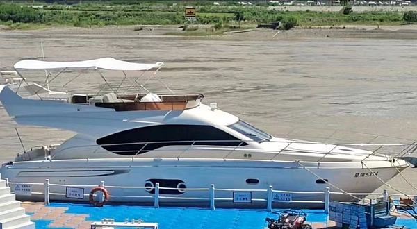 西双版纳傣族园边境快艇