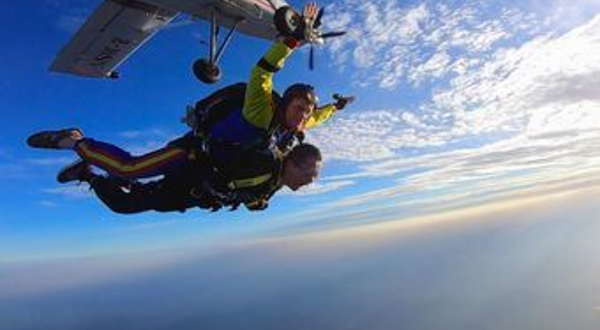 自由鹿跳伞俱乐部