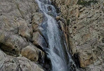 贺兰山岩画-贺兰飞瀑第 1 张图片