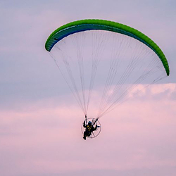 绿色九郎锋飞飞行基地
