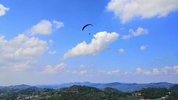 漫步云端滑翔伞飞行俱乐部