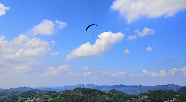 漫步云端滑翔伞飞行俱乐部