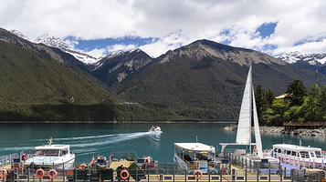 巴松措环湖游船
