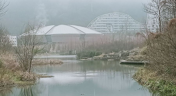 六盘水师范学院-人工湖