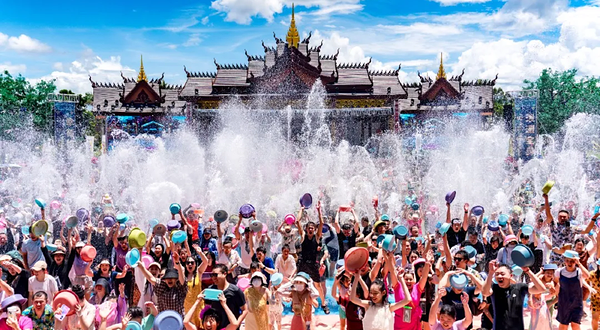 西双版纳傣族园-万人泼水广场