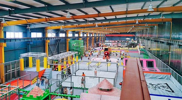 反弹风暴蹦床公园