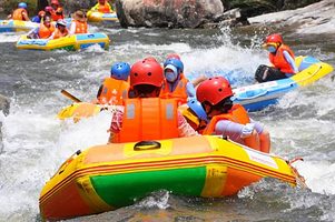 万佛山大龙潭峡谷漂流