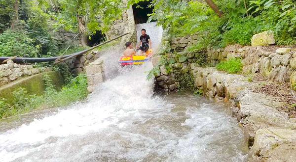 雁荡山峡谷漂流