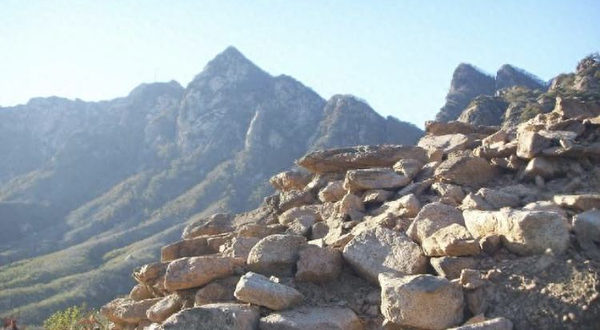 凤凰山国家风景名胜区-古城墙遗址