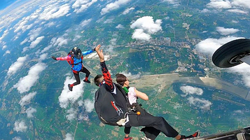 蓝色气流跳伞滑翔伞俱乐部