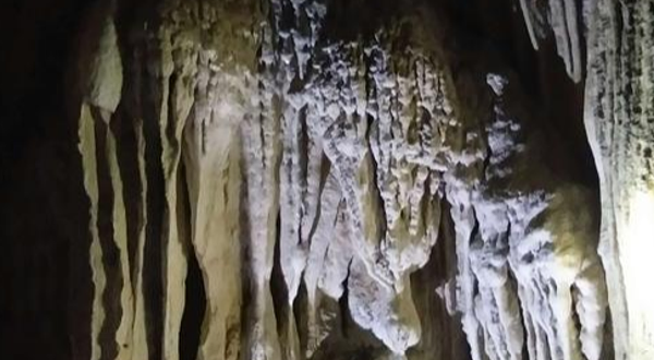 海南保亭毛感千龙洞