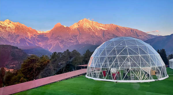 玉龙雪山日照金山露营地