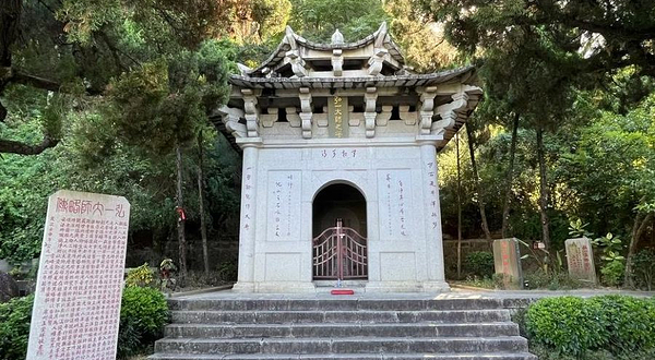 弘一法师舍利塔