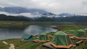 瓦屋山花海露营地