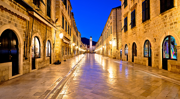 加泰隆尼亚大道 (Stradun)