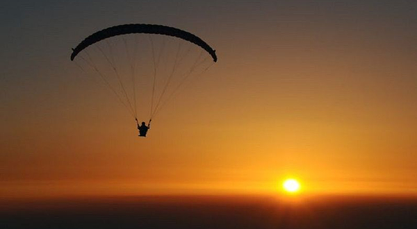 重庆古剑山滑翔伞飞行