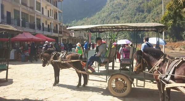 坝美景区中心广场