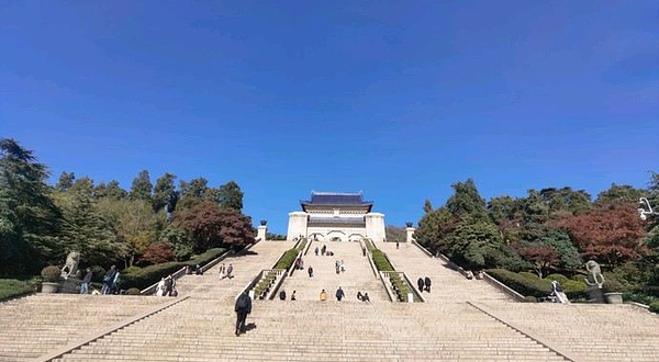 中山陵博爱广场