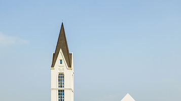 阿朵小镇河畔马道