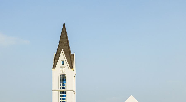 阿朵小镇河畔马道