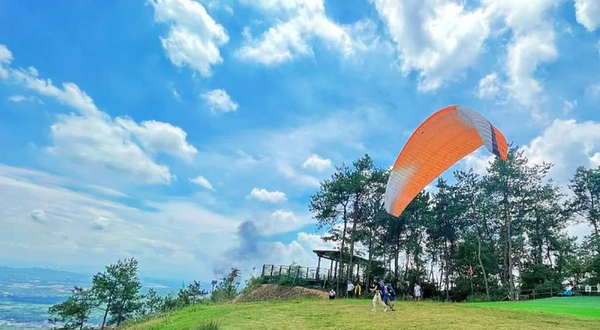 白露山滑翔伞营地