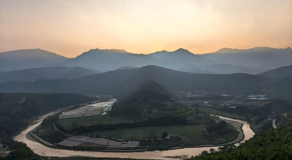 红河第一湾观景台