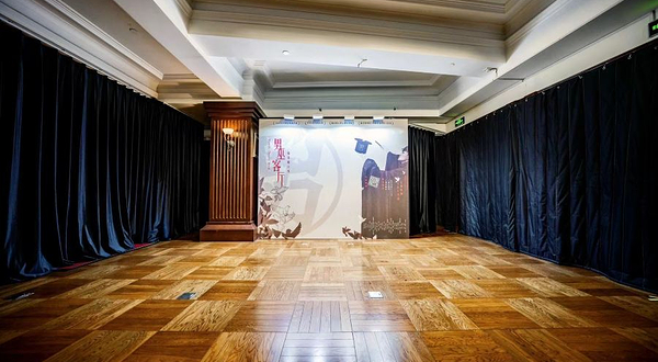 上海 · 沉浸式魔术脱口秀《男巫客厅》