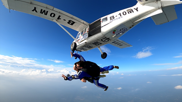 蓝色气流高空跳伞