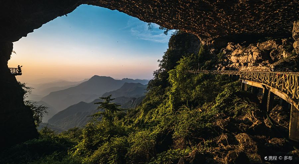 金佛山景区绝壁栈道景点