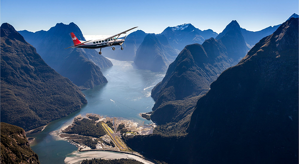 米尔福德峡湾观光飞行