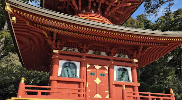 勝ちダルマ奉納棚