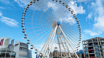 Das Kölner Riesenrad am Schokoladenmuseum