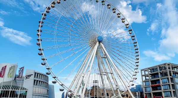 Das Kölner Riesenrad am Schokoladenmuseum