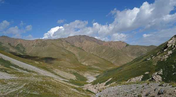 Mountain pass to Chatyr Kol lake