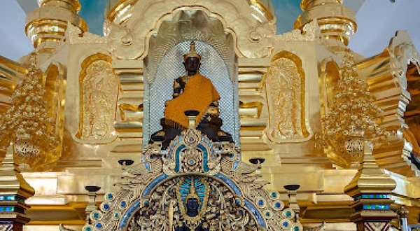 Wat Phra That Si Mueang Pong - white temple