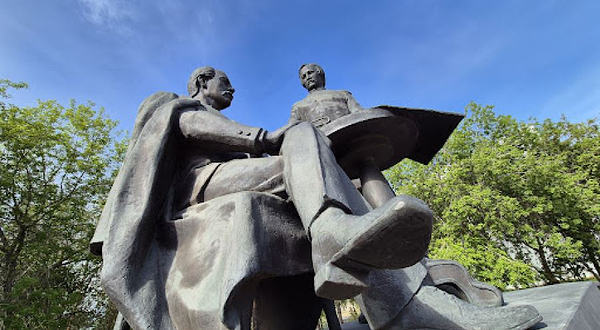 Pamyatnik Shokanu Ualikhanovu I Grigoriyu Potaninu