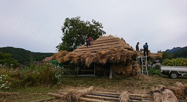 御机の茅葺小屋