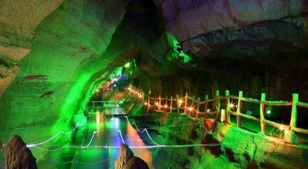 中国地下河漂流第一洞