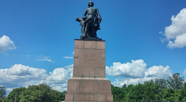 Памятник Петру I