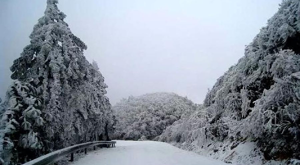 隘门界雪景森林公园