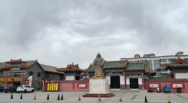 德令哈固始汗雕像